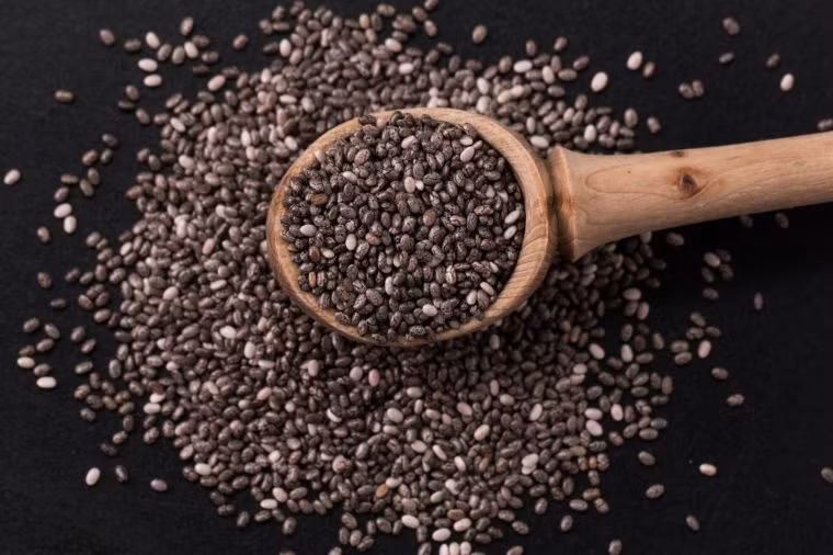 Hạt chia: Những hạt nhỏ này chứa khá nhiều chất sắt: 2 mg trong một phần tư cốc. Chúng cung cấp chất xơ, protein và các khoáng chất có giá trị khác như canxi, magiê và phốt pho.