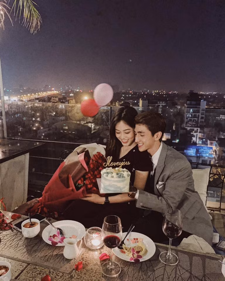 Cặp đôi cùng công khai những shot hình tình tứ dành cho nhau.