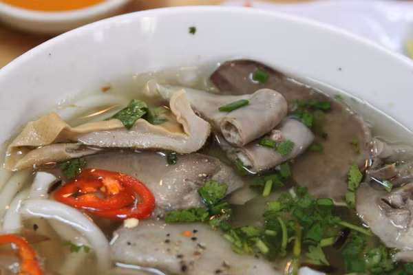 Bánh canh Bến Có: Điểm đặc biệt của bánh canh Bến Có là tỷ lệ thịt và bánh phải gần bằng nhau. Nhưng nó không khiến người ăn bị ngán bởi ngoài thịt heo, còn có cật, gan, phèo, tim, bao tử, lưỡi, móng, tai heo… Mỗi loại đều mang vị ngon riêng và tạo sự hòa hợp chung trong món ăn.