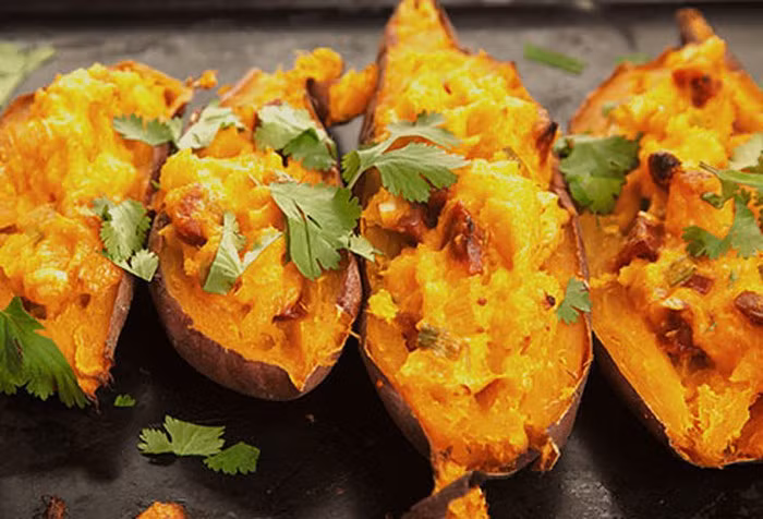 Khoai lang: Các loại trái cây và rau quả màu cam như khoai lang, cà rốt, dưa đỏ, xoài và mơ, có nhiều beta-carotene, một dạng vitamin A hỗ trợ thị lực ban đêm và khả năng điều chỉnh bóng tối của mắt bạn. Một củ khoai lang cũng có hơn một nửa lượng vitamin C bạn cần trong một ngày, ngoài ra cũng có thể một ít vitamin E.