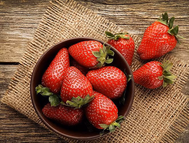 Dâu tây rất giàu vitamin C, một chất chống ô xy hóa mà cơ thể cần để giữ cho đôi mắt khỏe mạnh và tránh các bệnh liên quan đến viêm và lão hóa. Các chất chống ô xy hóa khác nhau có chứa trong dâu tây có thể giúp tránh các vấn đề về mắt như khô mắt, thoái hóa điểm vàng và suy giảm thị lực.