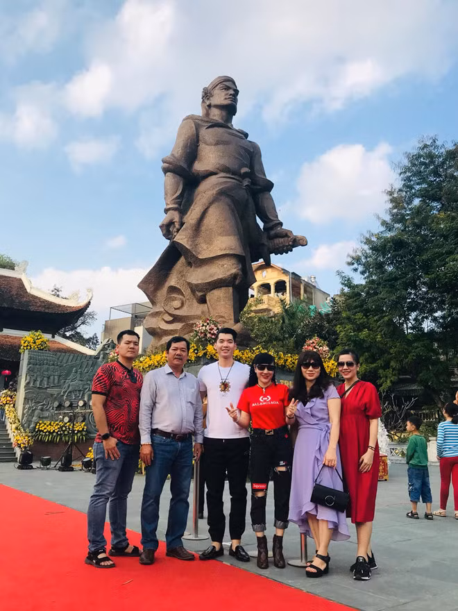 Trương Nam Thành và bà xã doanh nhân chọn áo phông và quần jean trẻ trung trong chuyến du xuân đầu năm cùng gia đình ở chùa Bái Đính và Tràng An thuộc tỉnh Ninh Bình.