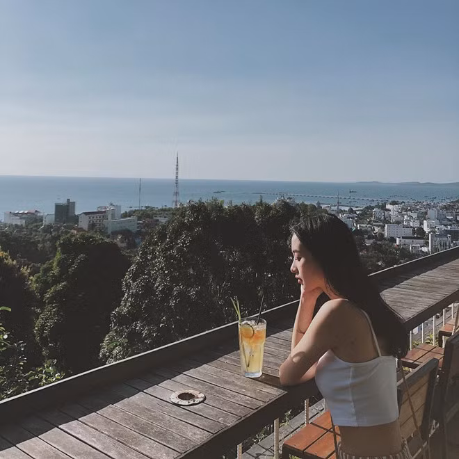 Nữ diễn viên Jun Vũ mặc gợi cảm trong chuyến du lịch Phú Quốc đầu năm 2019.