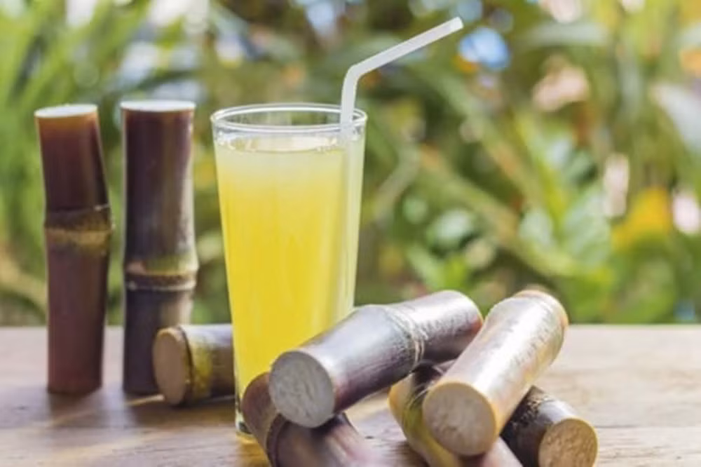 Nước mía được coi là loại thuốc tự nhiên để chữa bệnh vàng da và được khuyến cáo sử dụng. Nếu bạn uống hai ly nước mía với chanh và muối thường xuyên, nó sẽ giúp quá trình phục hồi nhanh chóng hơn, đồng thời cung cấp rất nhiều năng lượng.