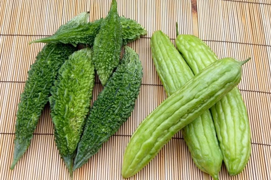 Mướp đắng hay còn có tên gọi là khổ qua, giàu vitamin và khoáng chất có tác dụng thanh giải nhiệt, minh mục giải độc. Mướp đắng dùng trong các trường hợp nhiệt miệng, sốt nóng mất nước, hội chứng lỵ, viêm cấp tính đường tiết niệu, sỏi đường tiết niệu, mụn nhọt, bệnh tiểu đường.