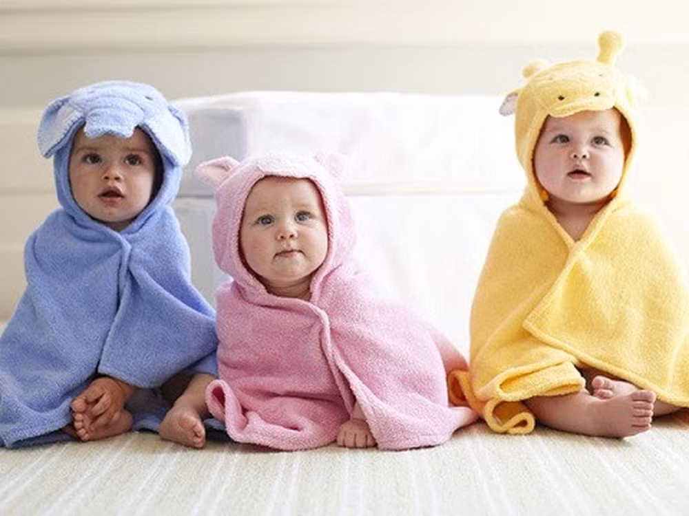 Bụng: Phần bụng liên quan đến hệ tiêu hóa và cực kì nhạy cảm khi thời tiết lạnh. Rất nhiều bé gặp phải tình trạng đi ngoài, tiêu chảy vào mùa đông, đó là vì phần bụng của bé bị nhiễm lạnh, nhu động ruột tăng lên.