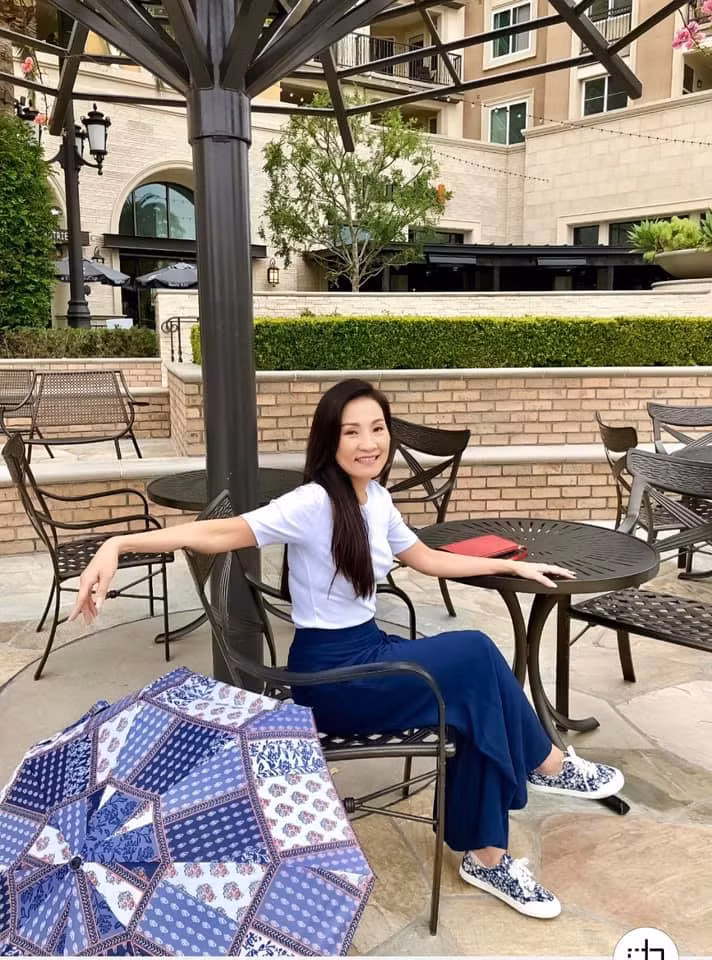 Bà mẹ hai con chọn cho mình cách ăn mặc trẻ trung, nữ tính.