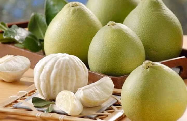 Nước bưởi có tác dụng giải độc gan và làm chậm quá trình phát triển các vấn đề liên quan đến gan. Nguyên liệu: 1 quả bưởi có tép đỏ (hồng) bỏ vỏ; thái lát theo chiều ngang; 1-1,5 lít nước lọc.