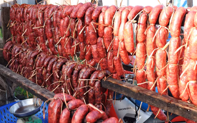 Thưởng thức tung lò mò đúng điệu nhất chính là nướng trên than hồng. Tung lò mò chín tới đâu ăn tới đó, quý khách sẽ cảm nhận được vị ngọt bùi của thịt và mỡ bò, vị chua chua của cơm nguội lên men hòa cùng gia vị cay của ớt.