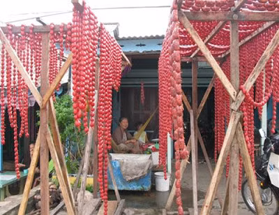 Để tạo nên vị ngon lạ của món tung lò mò, người Chăm còn cho vào đó một nguyên liệu đặc biệt – cơm nguội. Cơm nguội khi được lên men có vị chua lạ miệng cho người ăn. Nếu không bỏ cơm nguội thì cho ra món tung lò mò không chua
