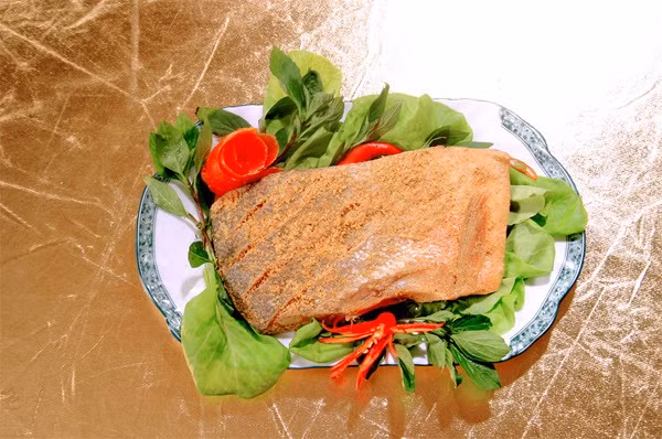 Cá thính: Đây là món đặc sản riêng có của vùng Vĩnh Phúc. Cá tươi được làm sạch rồi cho vào vại muối chua. Chỉ với cá tươi, muối hột, thính (ngô và đỗ tương rang xay), người dân huyện Lập Thạch (tỉnh Vĩnh Phúc) đã tạo ra món cá thính chua nức tiếng gần xa.