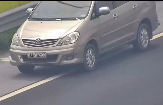 Tuoc bang 2 thang nu tai xe lai oto di lui tren cao toc
