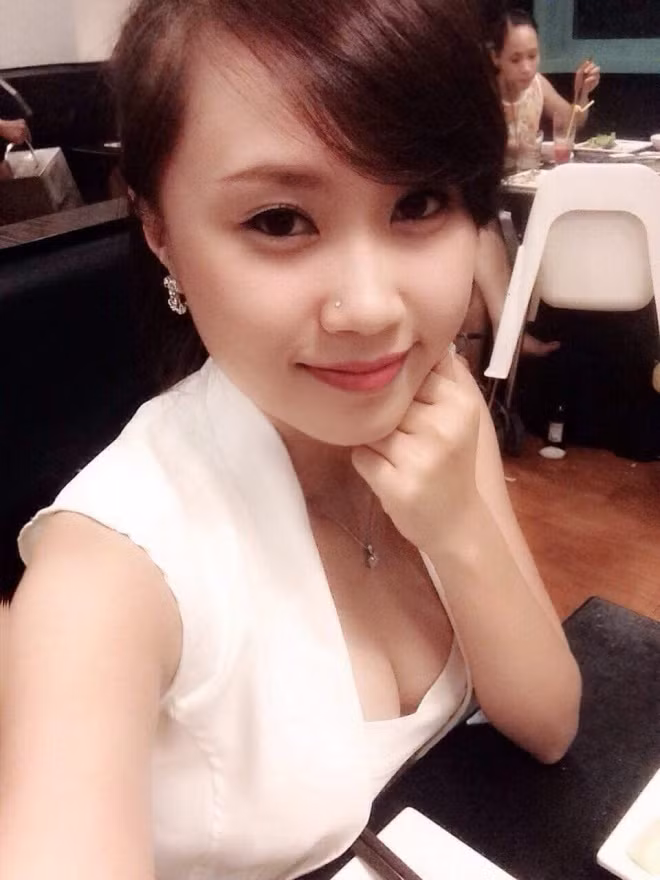 Chiếc áo trắng với phần cổ khoét sâu khoe vòng một đầy đặn của Thu Hà.