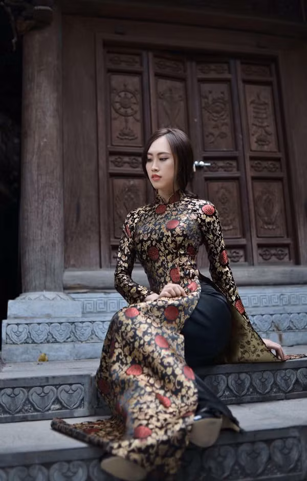 Thu Hà diện áo dài truyền thống vô cùng dịu dàng, nữ tính.