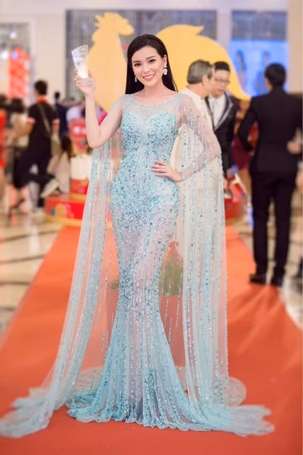 Chính vì cách lựa chọn váy áo tinh tế khéo léo nên trên thảm đỏ, Cao Thái Hà lúc nào cũng thật lộng lẫy tỏa sáng.