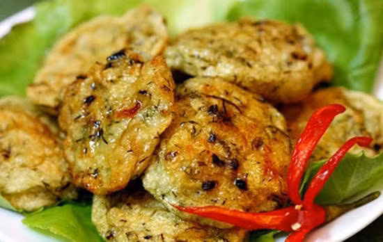 Điều cốt yếu tạo nên miếng chả cá rất Lý Sơn này là cá tươi rói chưa qua ướp đá. Đặt biệt đặc trưng của chả cá Lý Sơn là có thêm gia vị của tỏi Lý Sơn. Người làm chả cá ở Lý Sơn có một nguyên tắc: Chỉ dùng tỏi Lý Sơn làm gia vị để ướp chả. Ảnh: dulichlyson.biz
