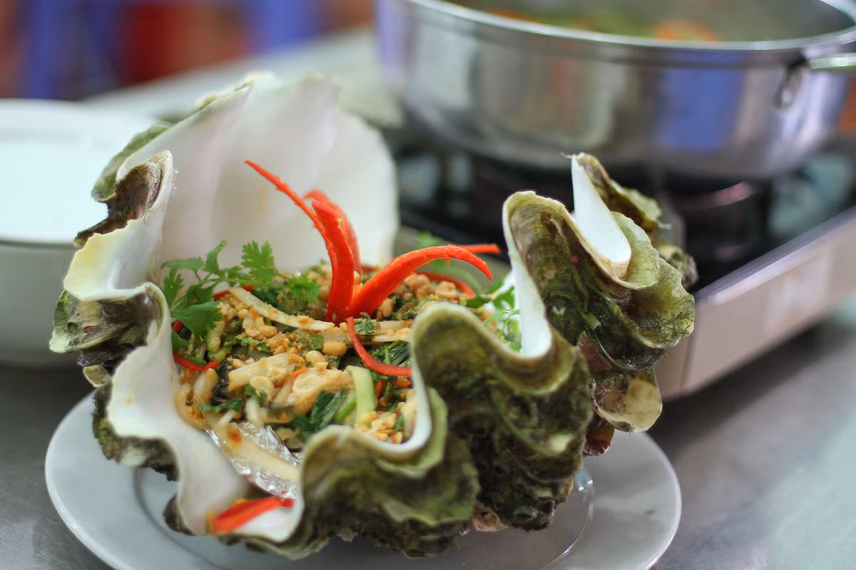 Cháo ốc tượng: Thông thường, du khách đến Lý Sơn thường chọn ăn cháo ốc. Công thức nấu không có gì đặc biệt nhưng với vị ốc kèm gia vị và nước chấm, món cháo ốc vẫn làm bao khách du lịch phát mê. Khi ăn, khách có thể ăn nguyên cả con hoặc xắt nhỏ tùy thích. Ảnh: AmThuc365.