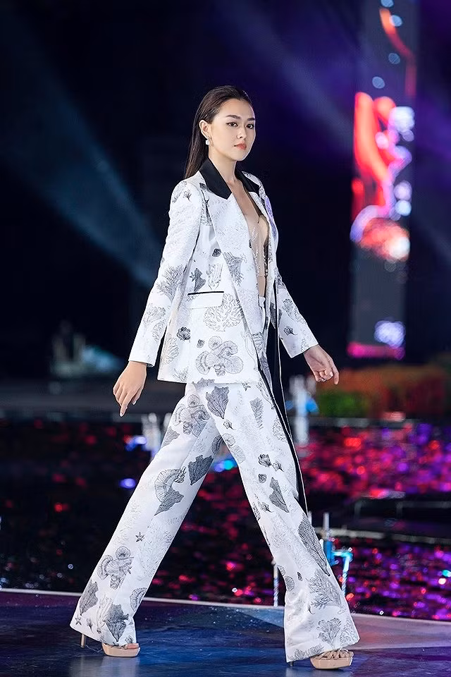 Tường San trông cực ngầu khi xuất hiện trên sàn catwalk. Ảnh: FBNV. 