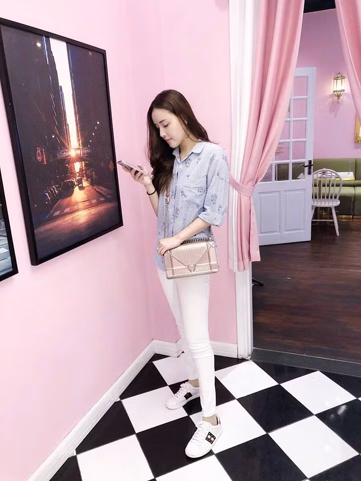 Khác với hình ảnh mặc váy điệu đà, cô nàng sinh năm 1993 này cũng hay diện áo sơ mi và quần jean trẻ trung.