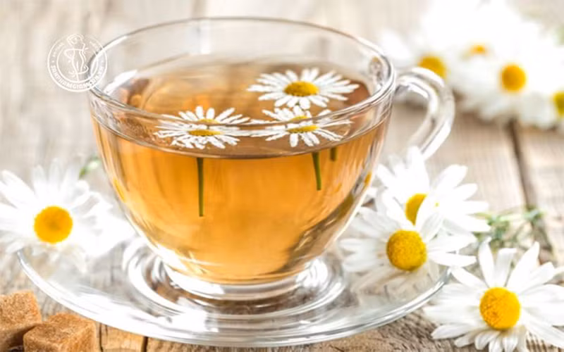 Trà hoa cúc là một thức uống tạo cảm giác nhẹ nhàng, nhất là vào mùa cúm, tuy nhiên, loại nước uống này cũng có thể gây phiền toái cho những người dễ bị dị ứng theo mùa.