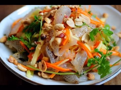 Mỗi món nộm đều có cái ngon, cái riêng nhưng tựu chung lại là vị chua mát, ngọt ngọt rất dễ chịu. Không cầu kì trong cách chế biến, nộm Hà Thành thu hút thực khách bằng chính sự đơn giản mà vẫn tinh tế.