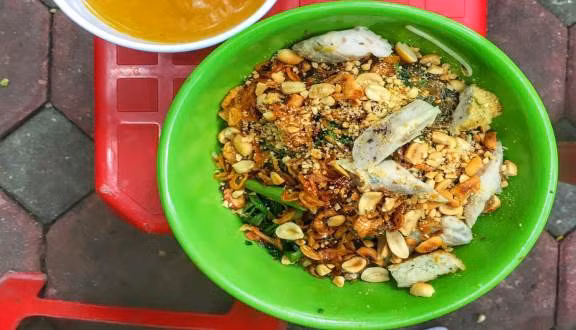 Miến trộn là món có nhiều "phiên bản". Từ miến trộn lươn, cua, cá, gà... tất cả đều có những hương vị riêng, độc đáo và vô cùng hấp dẫn. Miến trộn cua có lẽ là món phổ biến, có mặt ở nhiều quán ăn nhất.