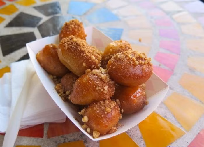 Loukoumades gần giống như món bánh rán, dùng chung với nhiều mật ong và quả óc chó. Một số nơi còn rắc quế lên bánh để thêm hương vị.
