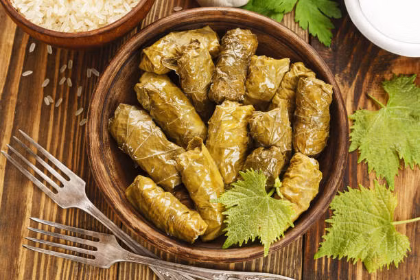 Dolmadaki là món bạn nên ăn thử khi đặt chân đến Hy Lạp. Món này được làm từ cơm xắt nhỏ, đôi khi thêm hỗn hợp các loại thịt và thảo mộc như mùi tây và bạc hà. Toàn bộ được gói trong một chiếc lá nho và ăn kèm với chanh.
