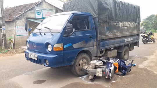 Xe tai cho go bo chay, tong 2 CSGT bi thuong