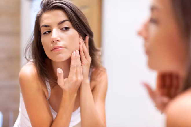 Các vấn đề về da: Uống nước ngọt có ga mỗi ngày gây ảnh hưởng đối với làn da tương tự như khi bạn hút thuốc. Tiêu thụ nước ngọt gây ra viêm cho cơ thể do lượng đường cao. Nó làm mất nước, hình thành nếp nhăn, vết chân chim. Nó cũng làm tăng tốc độ lão hóa da, khiến da chảy xệ và xỉn màu. Ngoài ra, nó gây ra các vấn đề nghiêm trọng khác như mụn trứng cá, eczema, ngứa, khô và viêm da.