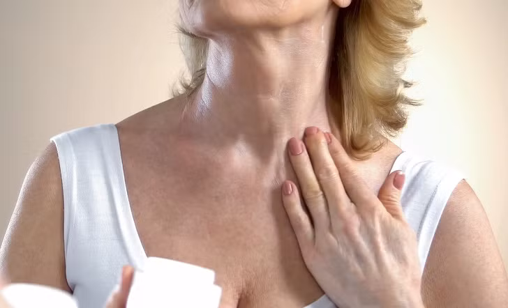 Massage ngực thường xuyên: Cũng giống như da mặt, cần được massage để tăng độ đàn hồi, nâng cơ, chống chảy xệ, vùng da ngực cũng vậy. Bạn có thể dành vài phút sau khi thoa kem dưỡng massage vùng da ngực mỗi tối. Thường xuyên massage sẽ giúp giảm nếp nhăn vùng ngực.