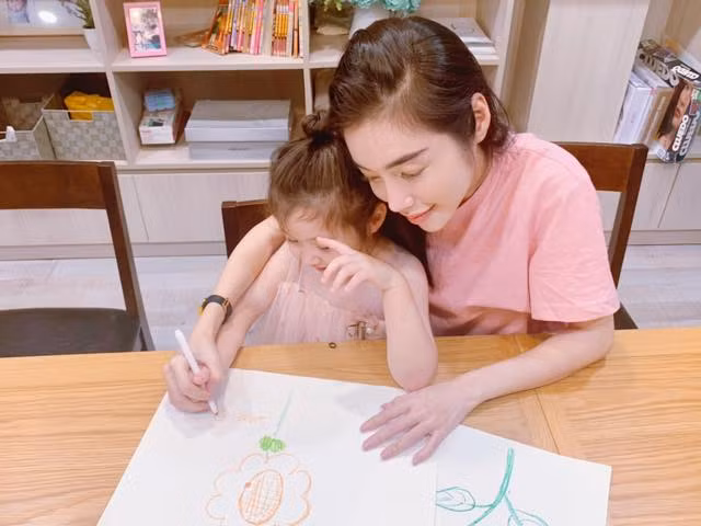 Ở nhà, hai mẹ con vẫn chọn trang phục đồng màu.