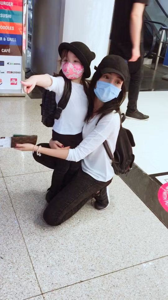 Thời trang sân bay của hai mẹ con Elly Trần cũng ton sur ton.