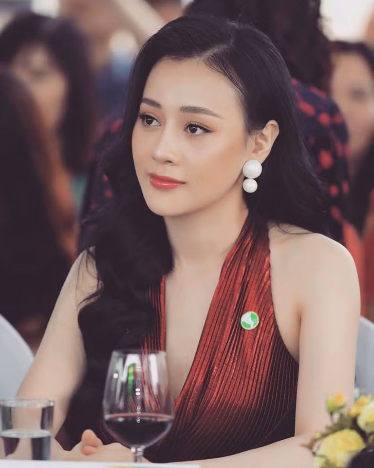 Ngoài đời, những dáng váy xẻ ngực sâu như thế này cũng là sự lựa chọn thường thấy của Phương Oanh.