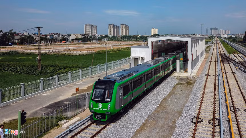 Nằm trong khu depot, hệ thống rửa tàu tự động đầu tiên của Việt Nam đã hoàn thiện và bắt đầu phục vụ các đoàn tàu. Hệ thống này bao gồm một nhà rửa tàu có thiết kế như nhà ga thu nhỏ. Bên trong là hệ thống máy rửa tàu gồm chổi lau, vòi phun nước, vòi phun hoá chất tẩy rửa, cột phun khí làm khô.