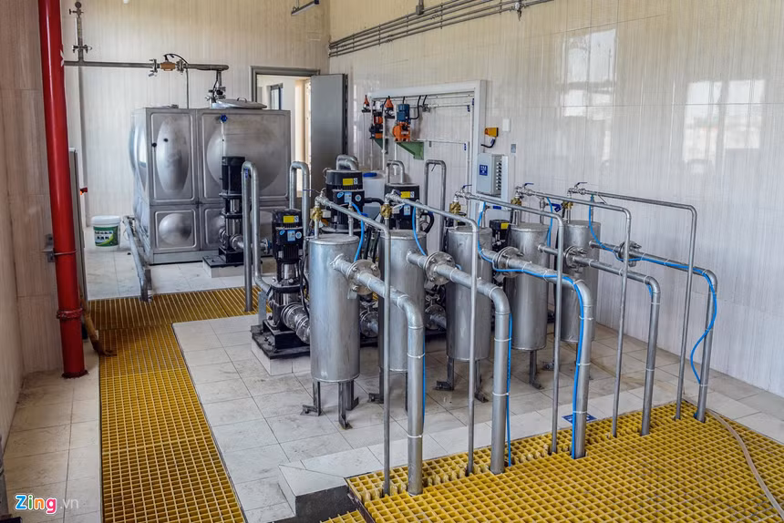 Bên trong nhà điều hành là khu vực đặt máy lọc nước có nhiệm vụ pha trộn chất hoá học sau đó đưa vào hệ thống bơm công suất lớn để rửa tàu. Tất cả hệ thống này đều được chạy tự động.