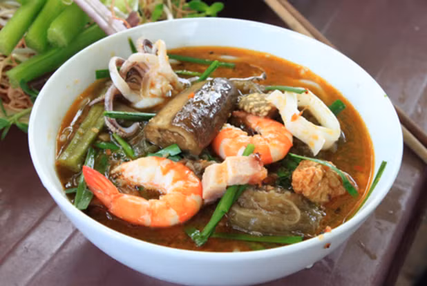 7. Bún mắm: Đặc sản của Đà Nẵng này có mùi mắm khá nồng, thường được ăn cùng với thịt heo luộc cùng với rau sống. Món này cũng giống bún đậu mắm tôm, nhưng khi du khách quốc tế ghé đến miền Trung Việt Nam, hầu như ai cũng đều muốn ăn.