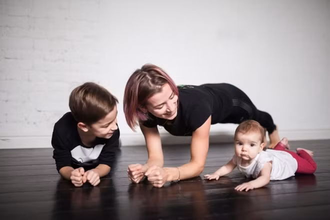 Plank: Chống đẩy với hai khuỷu tay chạm đất, giữ tư thế trong thời gian dài nhất có thể.