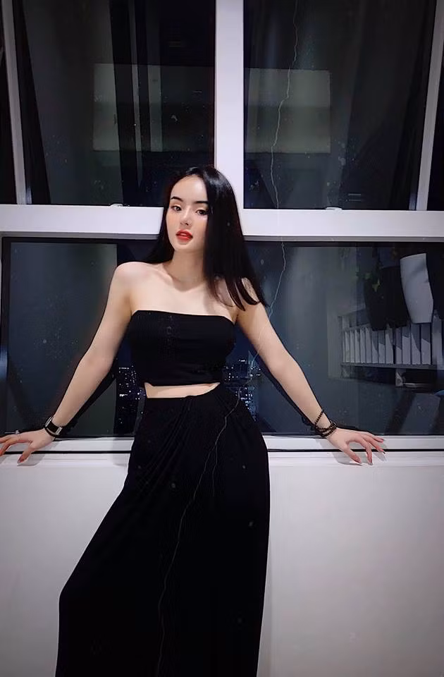 Bên cạnh việc chăm sóc làn da, Phương Trang cũng chú ý tập thể dục để cải thiện dáng vóc. Cô chia sẻ: "Tôi đi tập gym đều đặn, kết hợp chế độ ăn uống giảm bớt tinh bột, hạn chế ăn đường. Tôi tập cho toàn bộ các phần trên cơ thể, không riêng gì eo và mông. Có như vậy, cơ thể mới cân đối, săn chắc và đẹp được."