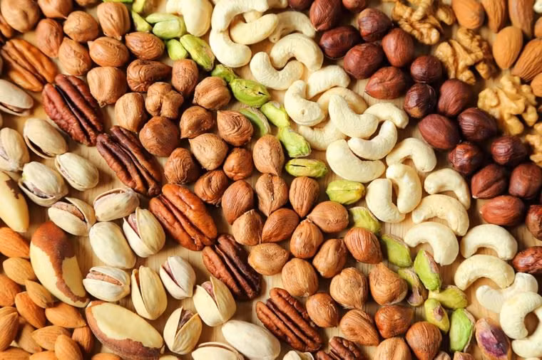 Các loại hạt: Chuyên gia dinh dưỡng cho rằng các loại hạt cung cấp protein từ thực vật, chất béo có lợi cho tim và chất xơ để giữ cho bạn cảm thấy no lâu. Đây là thực phẩm chuyên gia dinh dưỡng thường ăn hàng ngày bởi chúng có nhiều lợi ích cho sức khỏe như duy trì cân nặng khỏe mạnh và giảm các yếu tố nguy cơ mắc bệnh tim.