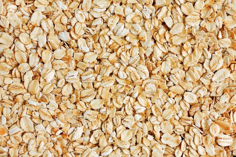 Yến mạch giàu chất xơ, giúp giảm mức cholesterol LDL không lành mạnh, tốt cho sức khỏe tim mạch.