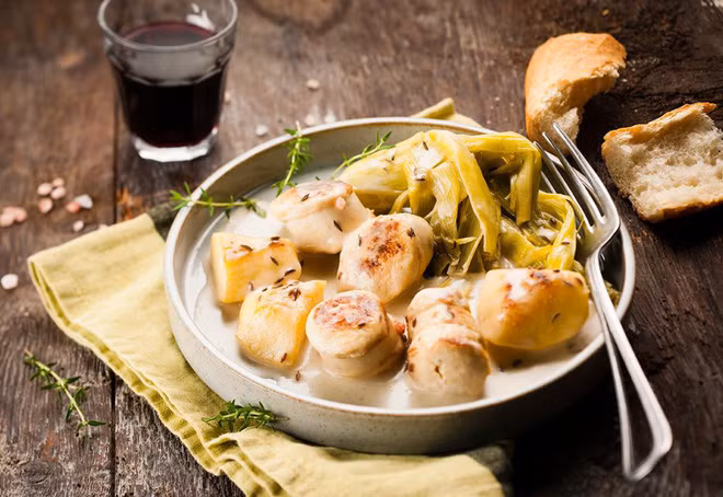 Boudin Blanc là xúc xích trắng được làm từ sữa cùng với thịt. Hương vị tinh tế của nó thể hiện ở sự mềm mịn, không ngấy như nhiều loại khác. Món ăn Bỉ này ngon nhất khi được chiên hoặc nướng, ăn kèm với khoai tây nghiền.