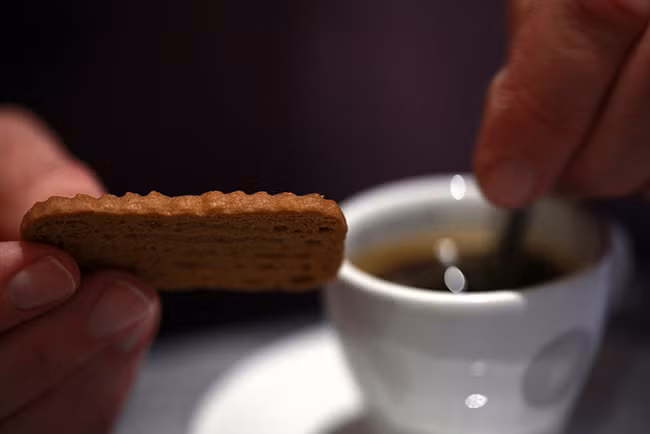 Speculoos được coi là loại bánh truyền thống với hương vị phổ biến là vani. Trước đây người dân Bỉ thường nướng bánh này ăn trong dịp ăn mừng ngày của Thánh Nicholas. Bánh có hương vị cay cay, thường ăn cùng với một tách cà phê espresso.