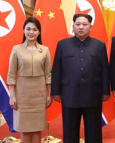 Thời trang của bà Ri Sol-ju vô cùng thanh lịch, phù hợp với vị thế phu nhân của người đứng đầu một quốc gia. Ảnh: Internet.