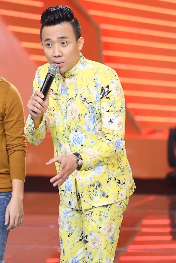 Danh hài Trấn Thành trở nên nữ tính hơn khi diện cả cây vàng "nở" đầy hoa lá.