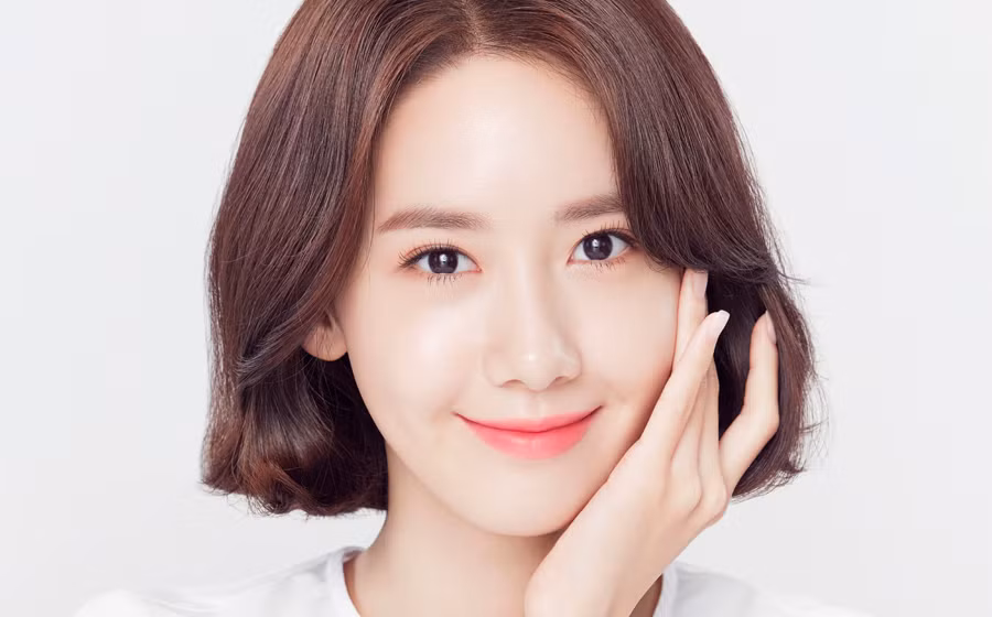 Dùng serum: Ở mỗi mùa, làn da cần được chăm sóc theo các cách khác nhau. Bí quyết chăm sóc da vào mùa hè của Yoona là ưu tiên chọn những loại serum hoặc kem dưỡng ẩm có kết cấu mỏng nhẹ, dễ thấm vào da. Yoona sẽ kết hợp 1-2 giọt serum và một ít kem dưỡng để tăng hiệu quả dưỡng da.