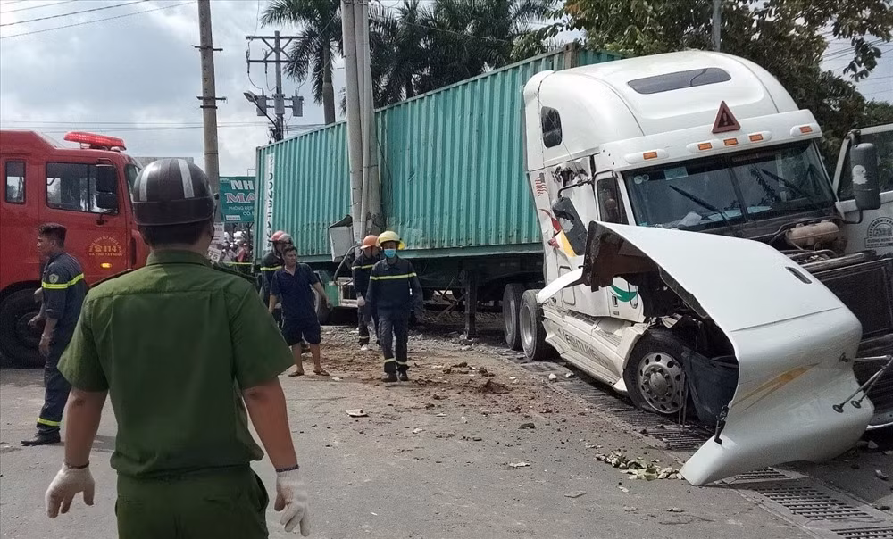 Container lan lan tong 5 nguoi tu vong: Tai xe gay tai nan khong co con trong mau-Hinh-2