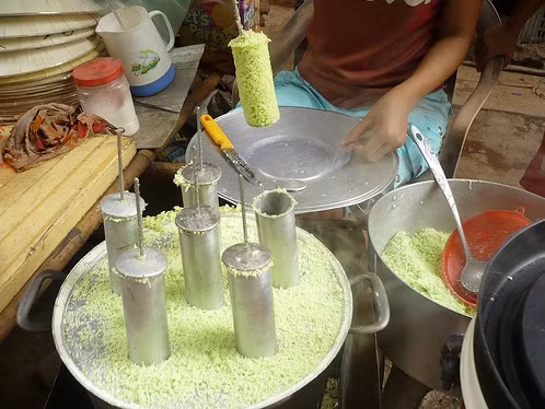 Bánh ống: Chỉ từ những nguyên liệu đơn giản từ bột gạo, cơm dừa, đường, lá dứa nhưng được người dân Khơ-me sáng tạo chiếc bánh ống xinh xắn, thơm lừng mùi dừa và lá dứa. Bánh ngọt vừa phải, có độ dẻo mềm nên ăn nhiều cũng không thấy ngán.