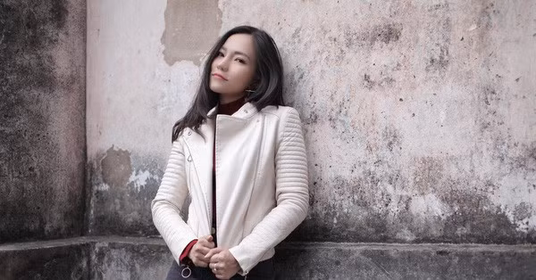 Bên cạnh thời trang quyến rũ, Lý Phương Châu cũng diện áo khoác da cá tính.
