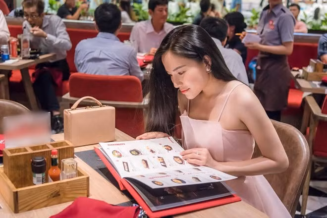 Cô tự tin diện bộ váy hai dây nằm tạo dáng gợi cảm.